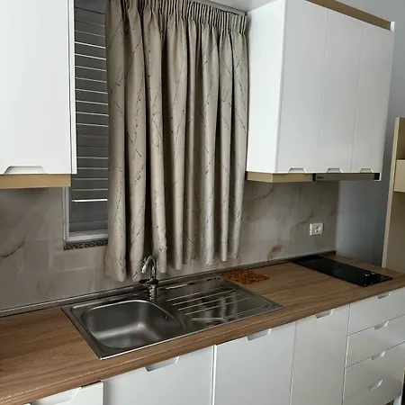 Apartments Lama * Εξαμίλιο